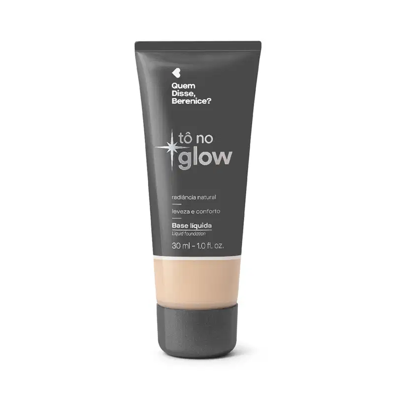 Bisnaga cinza de base líquida da marca Tô no Glow Quem disse, Berenice?, com detalhe na cor da base na parte inferior da embalagem e texto branco branco no rótulo.