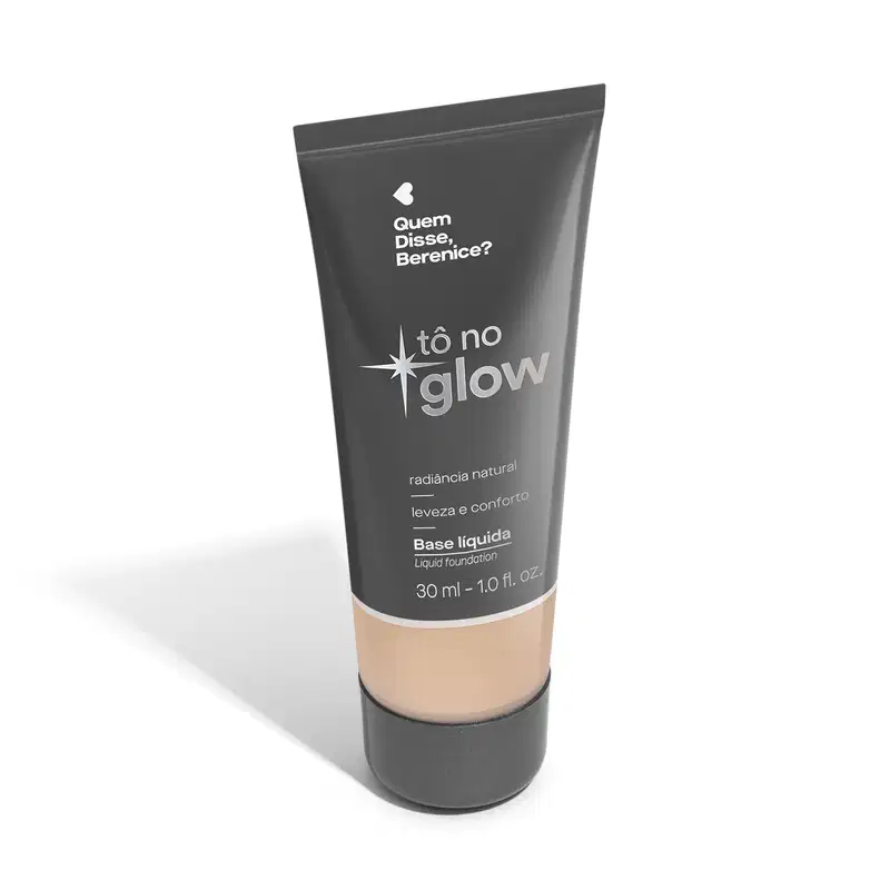 O produto apresentado é uma base líquida da marca Tô no Glow, com embalagem em tubo plástico de cor cinza escura. O rótulo exibe o nome da marca e o texto "Radiância natural, leveza e conforto" em letras brancas.