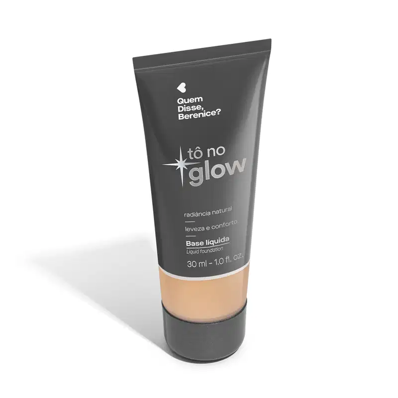 O produto apresentado é uma base líquida da marca Tô no Glow, com embalagem em tubo plástico de cor cinza escura. O rótulo exibe o nome da marca e o texto "Radiância natural, leveza e conforto" em letras brancas.