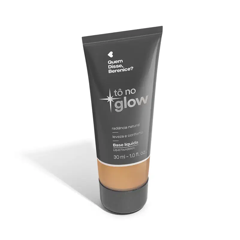 O produto apresentado é uma base líquida da marca Tô no Glow, com embalagem em tubo plástico de cor cinza escura. O rótulo exibe o nome da marca e o texto "Radiância natural, leveza e conforto" em letras brancas.