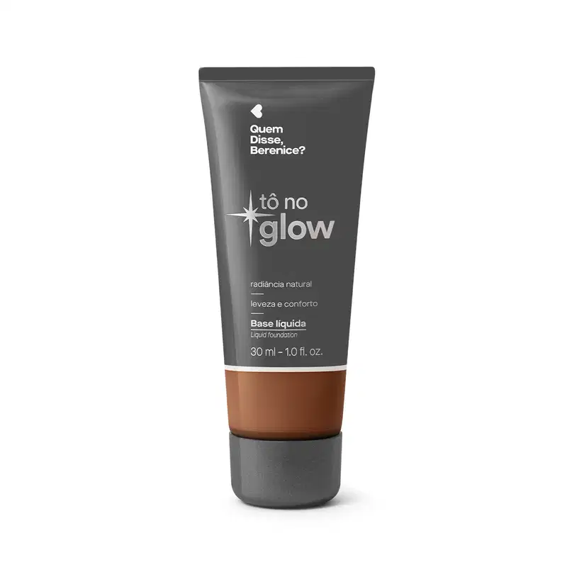 Bisnaga cinza de base líquida da marca Tô no Glow Quem disse, Berenice?, com detalhe na cor da base na parte inferior da embalagem e texto branco branco no rótulo.