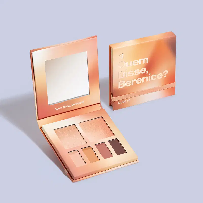 Paleta ee maquiagem multifuncional Nudelele Quem Disse, Berenice? em estojo na cor rosa com espelho na tampa contendo seis cores diferentes de sombras e blushes em tons de nude. Ao lado, caixa do produto.
