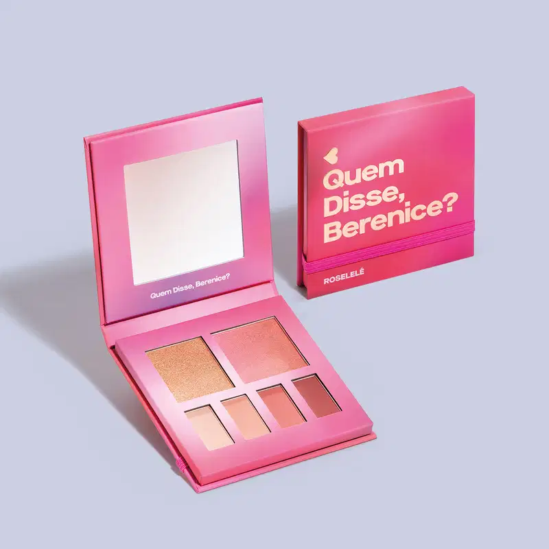 Paleta ee maquiagem multifuncional Roselele Quem Disse, Berenice? em estojo na cor rosa com espelho na tampa contendo seis cores diferentes de sombras e blushes em tons de rosa. Ao lado, caixa do produto.