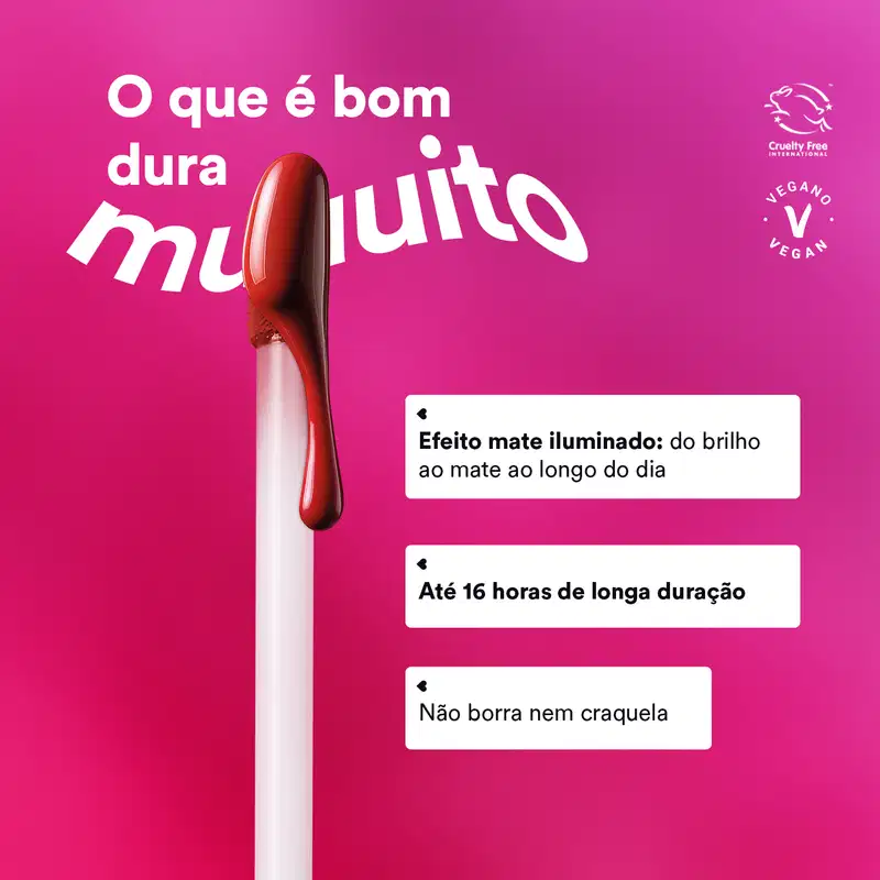 Aplicador branco com esponja na ponta escorrendo batom líquido e fundo com degradê de vermelho e roxo com letras brancas informando os benefícios do produto.