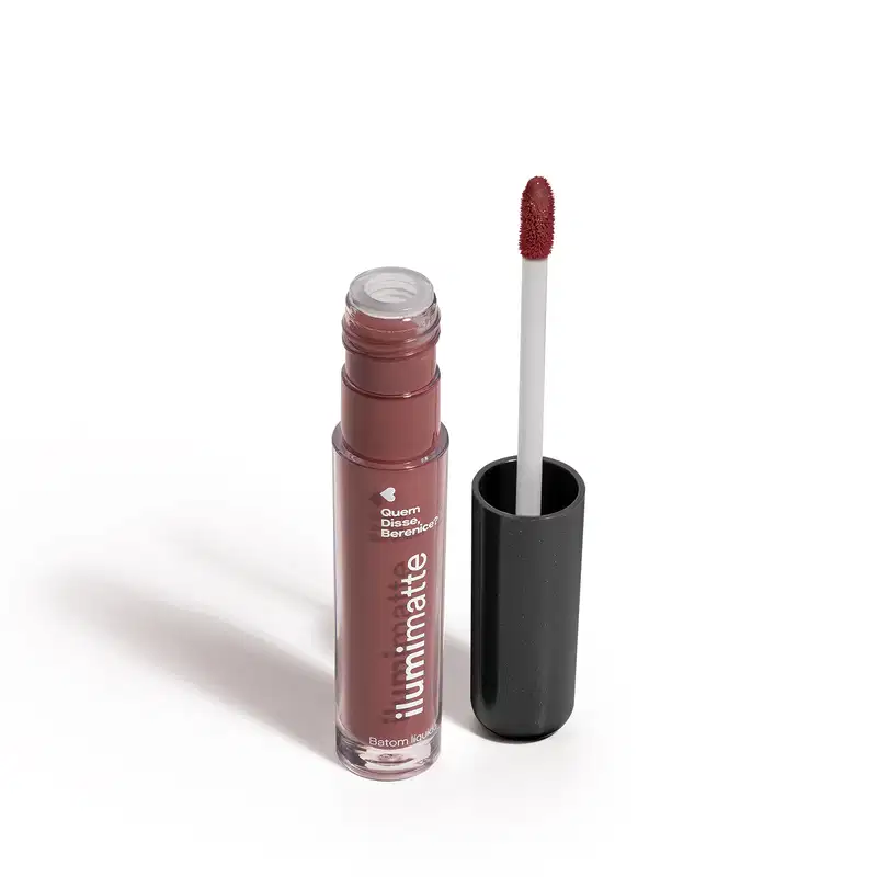 Frasco de batom líquido nude Begelumi Ilumimatte Quem Disse, Berenice? aberto, mostrando a tonalidade do produto,, com a tampa preta ao lado que traz haste branca e esponja aplicadora na cor bege em fundo branco com leve sombreado.