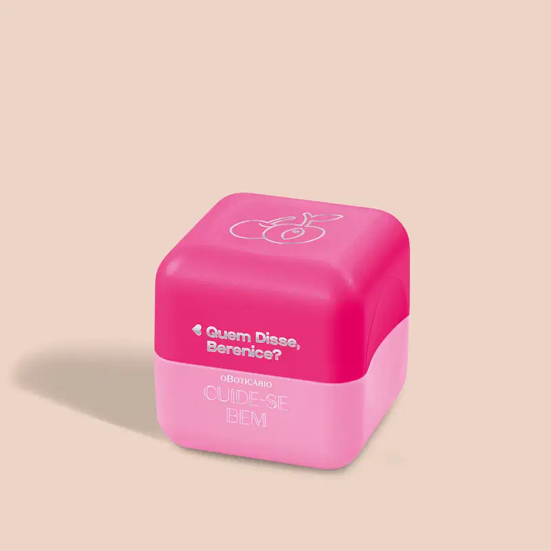 Balm labial em embalagem hexagonal na cor rosa vibrante. O rótulo na parte inferior exibe o texto "Quem Disse, Berenice?" seguido por "OBOTICÁRIO" e "CUIDE-SE BEM!" em letras menores. A embalagem tem um acabamento brilhante e uma aparência compacta.