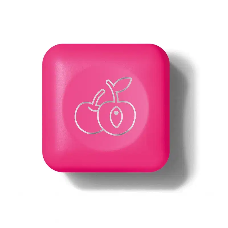 Gif mostrando uma embalagem quadrada compacta de balm hidratante labial Vinho Cuide-se Bem Cereja Livre Quem Disse, Berenice? em tons de rosa com roll-on vermelho.