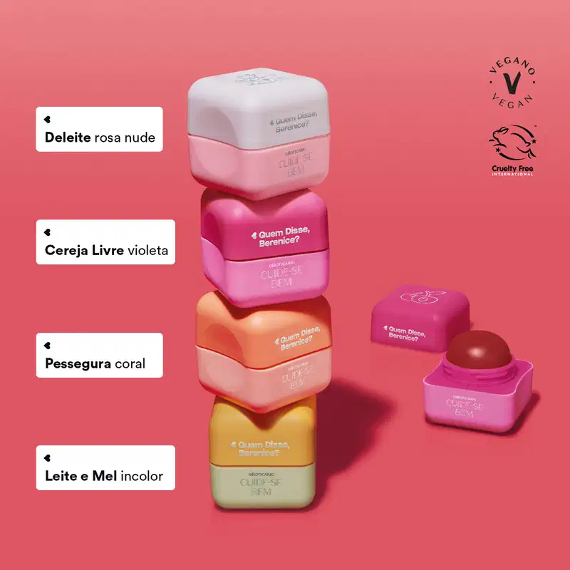 4 embalagens quadradas de protetores labiais empilhadas, sendo uma amarela, uma laranja, uma rosa vibrante e uma rosa clara. Ao lado, caixas de texto brancas contém o nome de cada uma das cores. Há ainda um protetor labial rosa vibrante aberto na imagem.