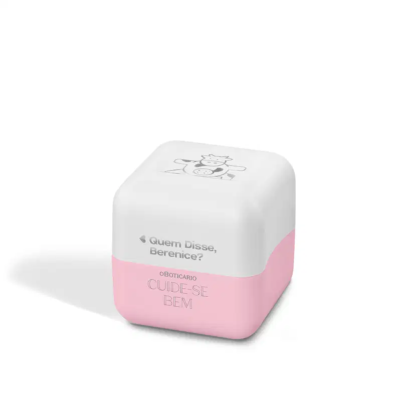 Produto de beleza em formato cúbico com tampa arredondada. Embalagem branca com detalhes em rosa claro. Apresenta um desenho estilizado de uma vaca na parte superior branca. A embalagem tem um design minimalista, com poucas cores e elementos simples.