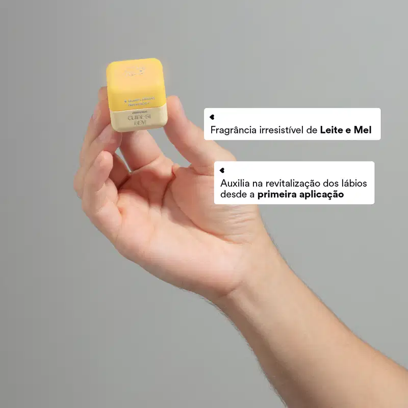 Batom sólido de cor amarela em formato retangular. A embalagem é pequena e com o nome "Quem Disse, Berenice?". O texto indica que é um produto de fragrância irresistível  que auxilia na revitalização dos lábios desde a primeira aplicação.