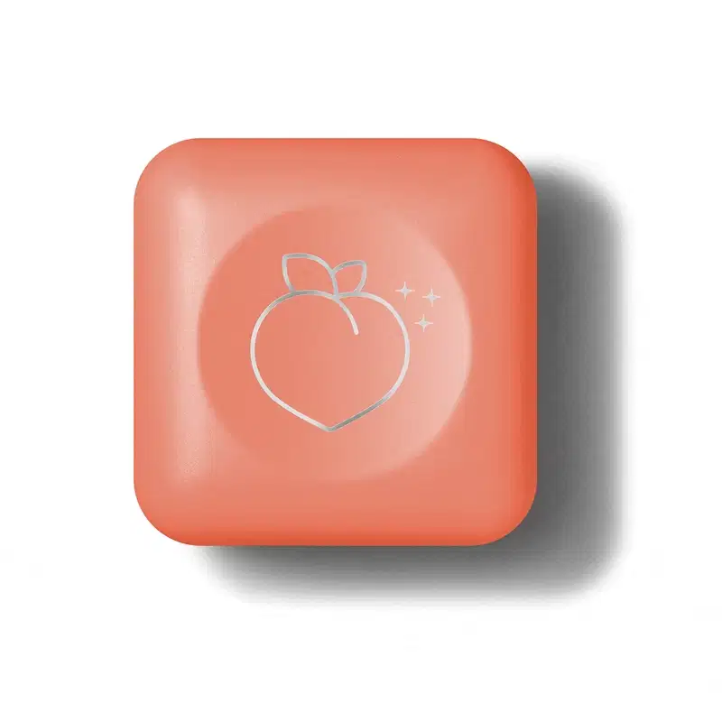 Ícone quadrado de cor coral com uma ilustração estilizada de uma fruta em formato de pêssego com uma folha no topo. O ícone tem pequenas estrelas ao redor da fruta, dando um toque delicado. O design é simples e minimalista.