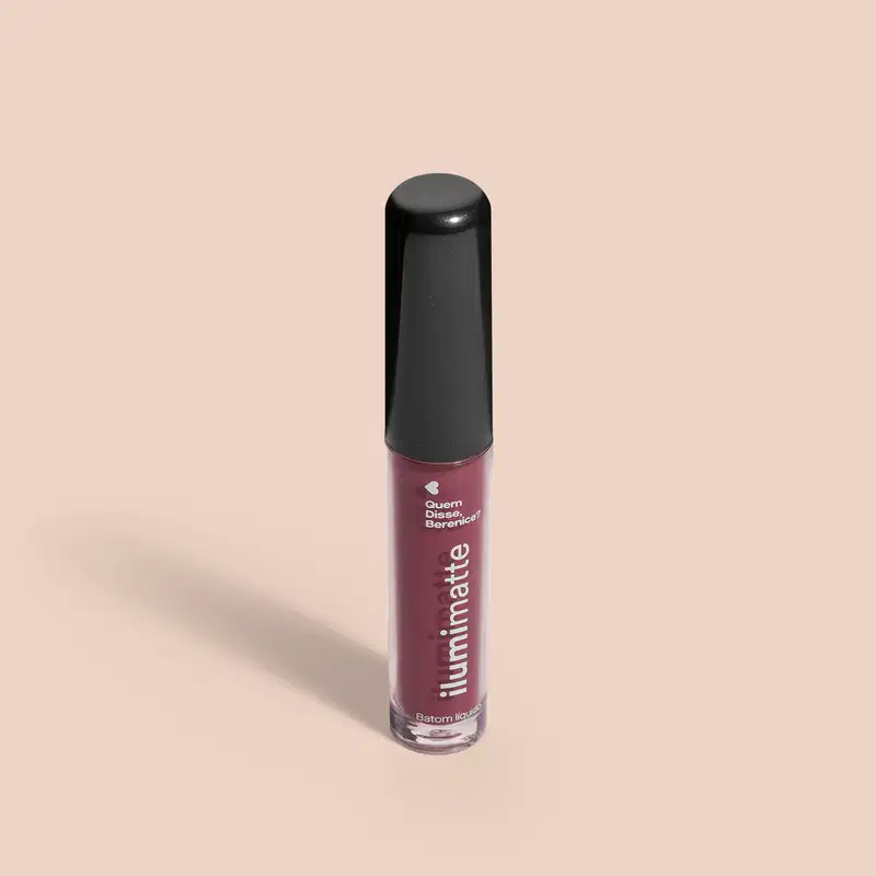 Frasco de 4ml contendo batom líquido malva Malvalumi Ilumimatte da marca Quem Disse, Berenice? em embalagem transparente mostrando o produto na cor rosa escuro, tampa preta e letras brancas em fundo rosado com leve sombreado.