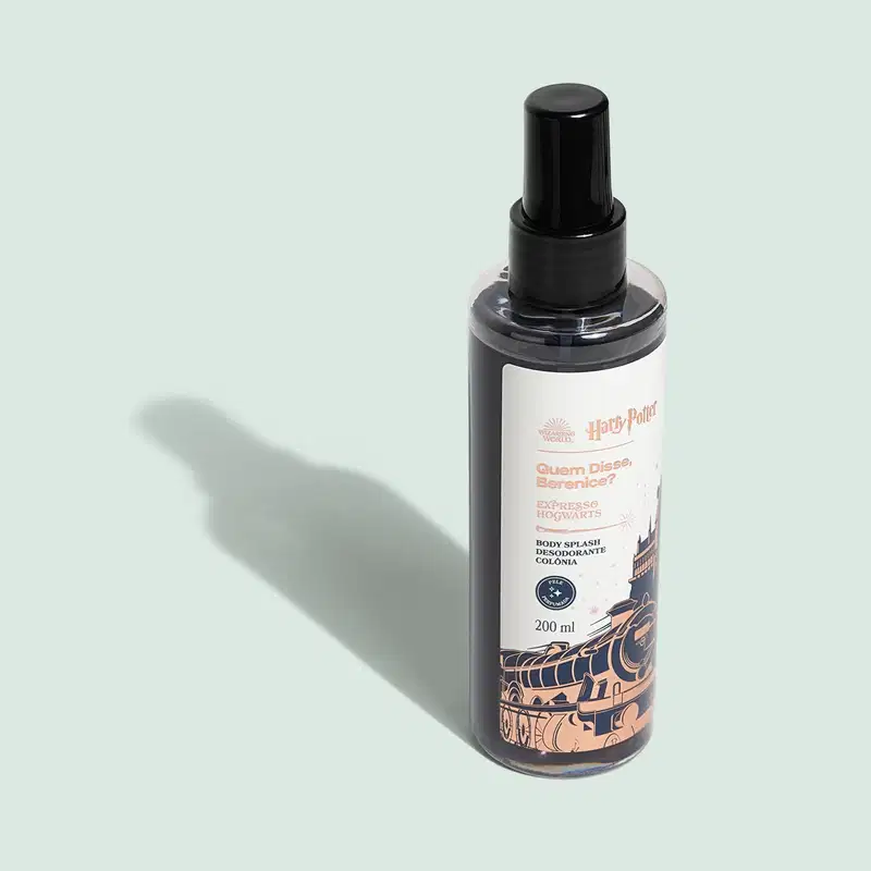 Desodorante corporal em frasco spray transparente. Embalagem plástica com tampa preta. Rótulo com o logotipo Harry Potter e o termo "Expresso Hogwarts". Imagem de um trem expresso laranja e preto no rótulo.
