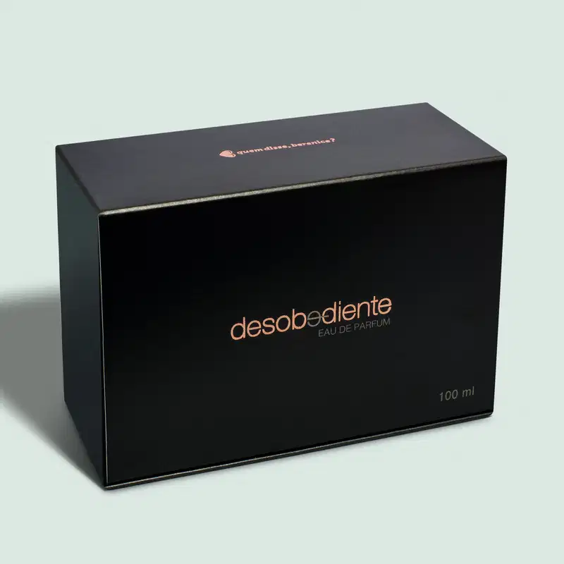 Caixa preta com letras douradas contendo um frasco de Eau de Parfum Desobediente Quem Disse, Berenice?.