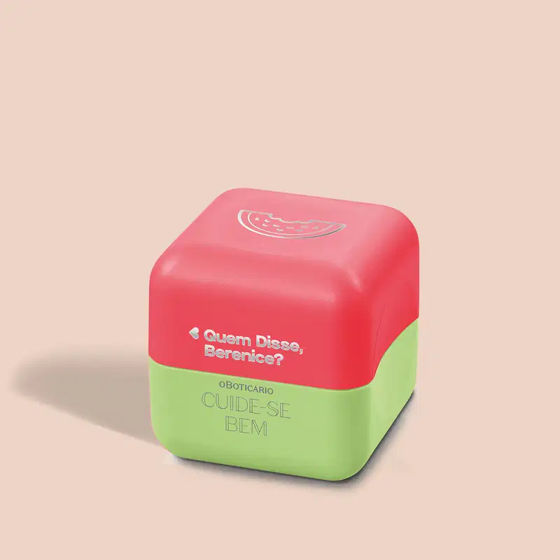 Balm labial Melancia Cuide-se Bem Feira Quem Disse, Berenice? em embalagem em tom de vermelho e verde com letras também verdes em fundo lilás com leve sombreado.
