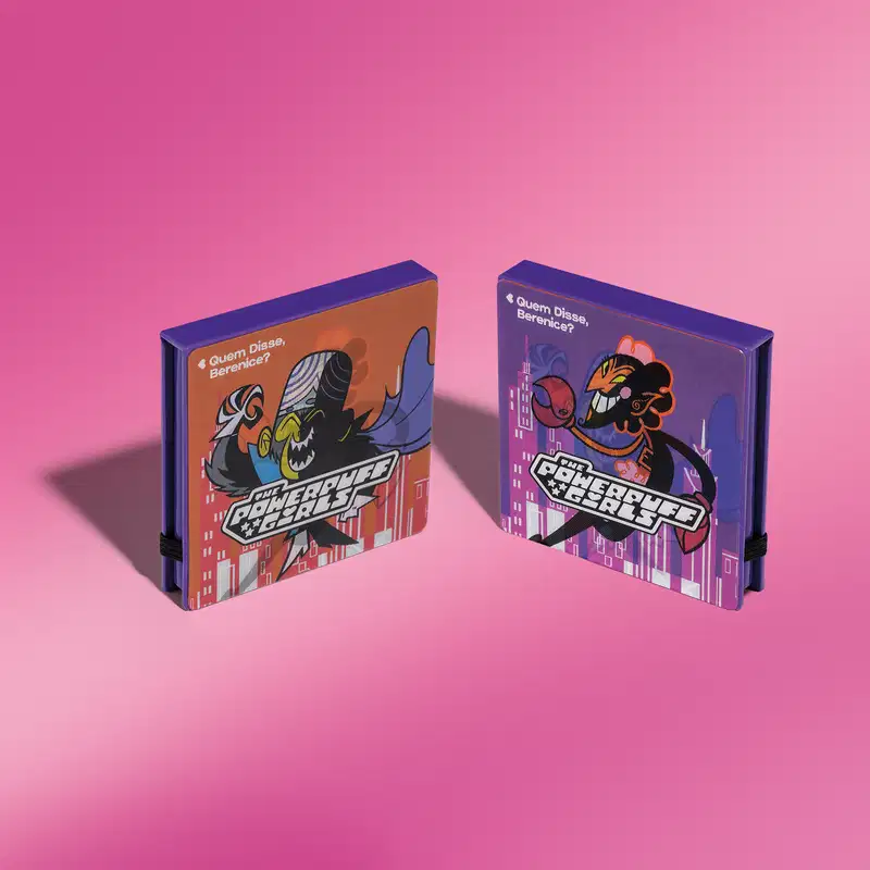 Duas caixas de produtos de beleza com ilustrações dos vilões das Meninas Superpoderosas em tons de roxo e vermelho. As caixas apresentam textos em português "Quem disse, Berenice?".