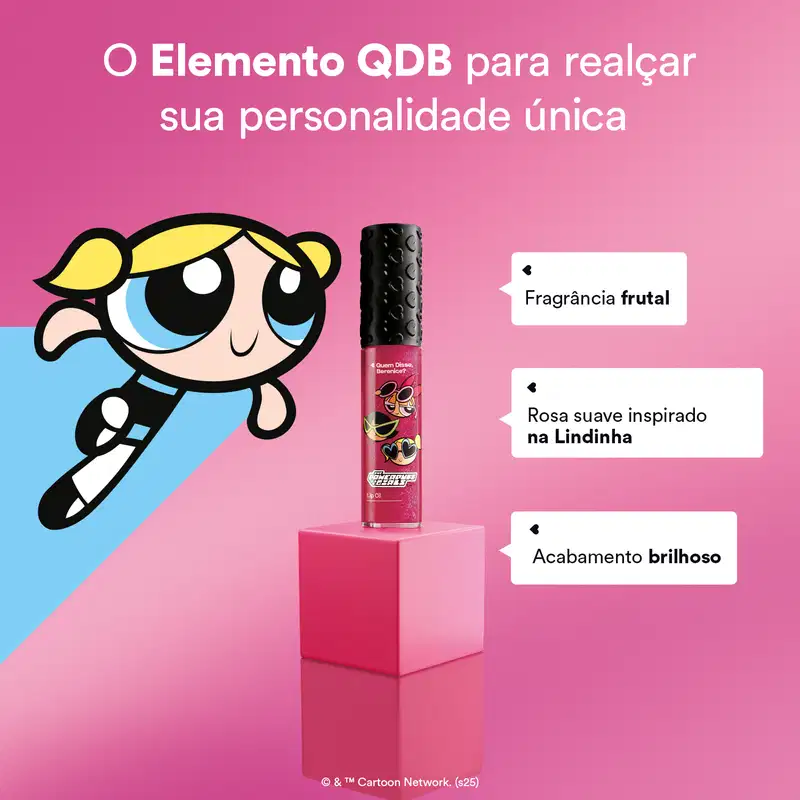 Embalagem de lip oil rosa em formato de tubo, com ilustração das Meninas Superpoderosas, posicionada sobre cubo rosa em fundo rosa vibrante. Letras pretas em fundo branco com as características dos produtos.