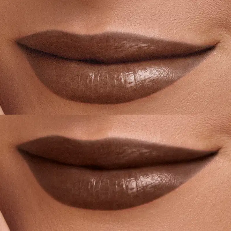 A imagem mostra os lábios de uma pessoa com uma maquiagem escura e marcante, provavelmente um produto de beleza da marca. O foco está na aplicação do produto, destacando a textura e o acabamento escuro e intenso.