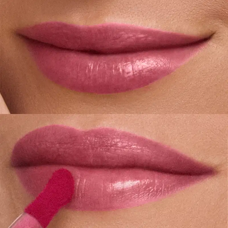 Imagem de lábios com tons de rosa. O foco está na aplicação e textura dos produtos, sugerindo um ambiente de uso e demonstração de cosméticos.