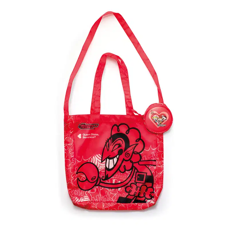 Bolsa vermelha com estampa das Meninas Superpoderosas, contendo um acessório redondo com o mesmo design. A bolsa possui alças longas e um texto em destaque na parte frontal.