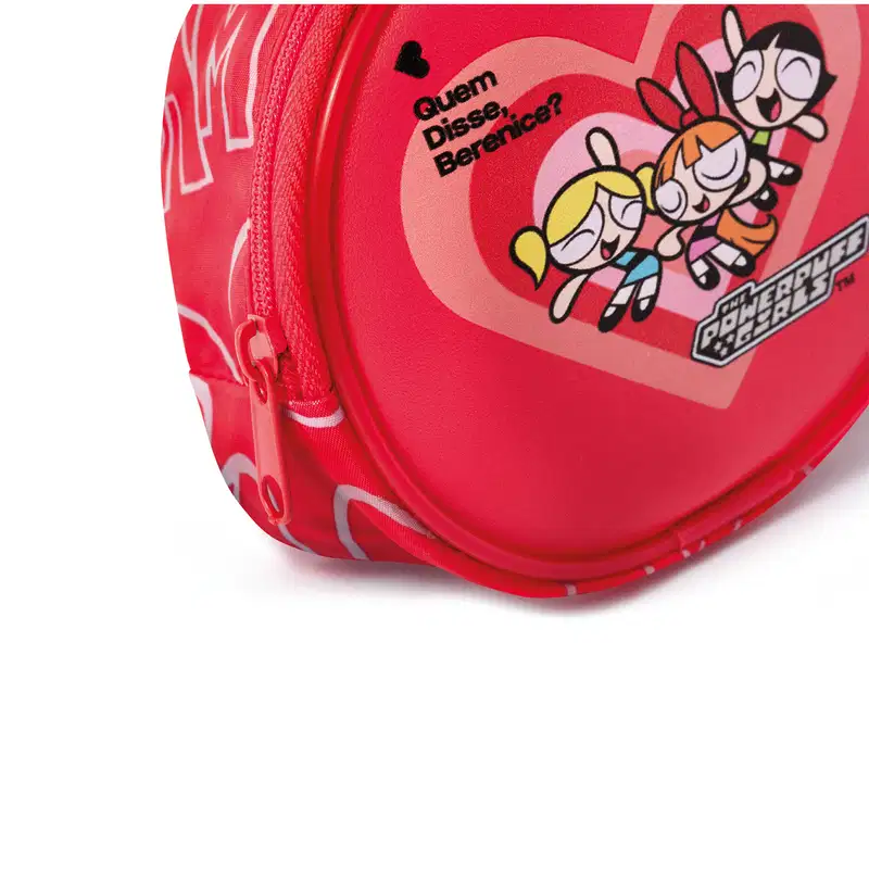 Bolsa redonda vermelha com estampa das Meninas Superpoderosas, com coração rosa e texto "Quem disse, Berenice?". O logotipo da marca "The Powerpuff Girls" é exibido no topo.