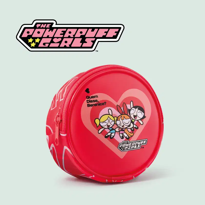 Bolsa redonda vermelha com estampa das Meninas Superpoderosas, com coração rosa e texto "Quem disse, Berenice?". O logotipo da marca "The Powerpuff Girls" é exibido no topo.