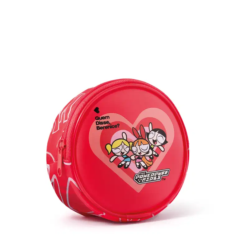 Bolsa redonda vermelha com estampa das Meninas Superpoderosas, com coração rosa e texto "Quem disse, Berenice?". O logotipo da marca "The Powerpuff Girls" é exibido no topo.