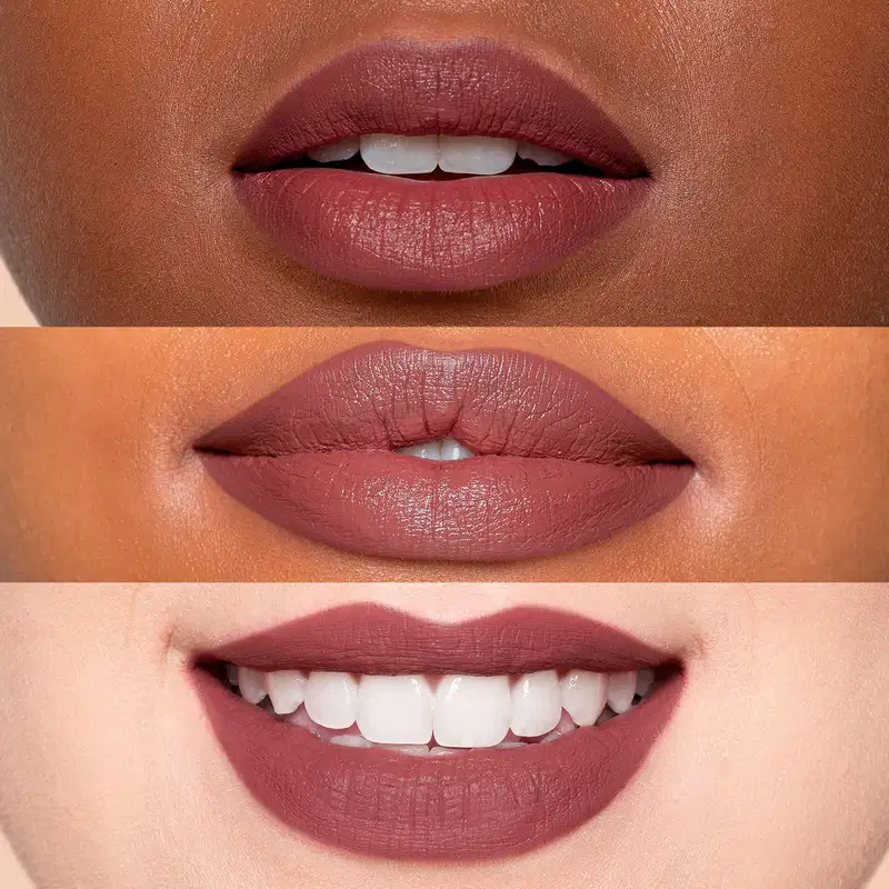 Três imagens de lábios com diferentes tons de rosa e vermelho. As imagens mostram os lábios em diferentes ângulos, destacando a textura e o brilho do produto aplicado.