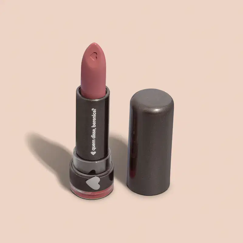 Batom da marca Quem Disse, Berenice? em embalagem preta com detalhes em prata, contendo um batom de cor rosa escuro.