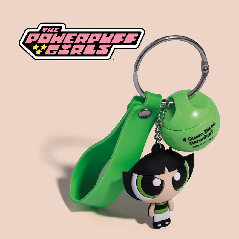 Chaveiro em formato de personagem das Meninas Superpoderosas, com vestido verde e cabelo preto, acompanhado de um chaveiro verde. O produto é da marca Quem Disse, Berenice?