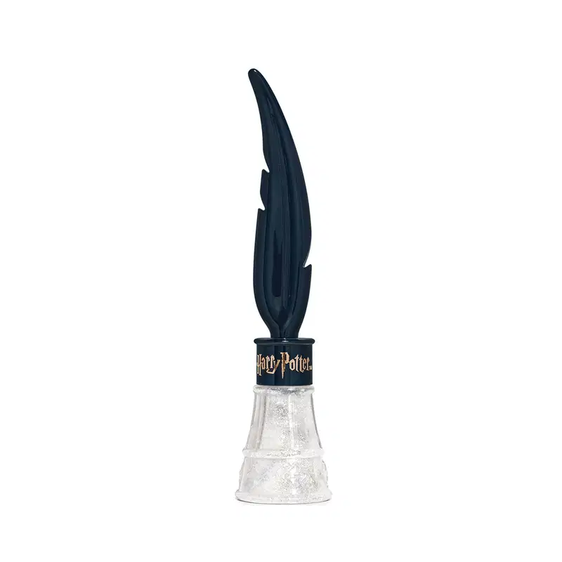 Frasco transparente com líquido branco contendo 7ml de delineador líquido branco iluminado Expecto Patronum Harry Potter Quem Disse, Berenice? com tampa em formato de pena com letras douradas.