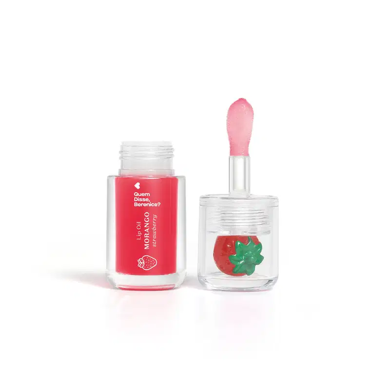 Imagem de um frasco transparente com tampa contendo um líquido vermelho e um aplicador em formato de esponja. Rótulo mostra se tratar do Lip Oil Cuide-se Bem Morango da marca Quem Disse, Berenice. 