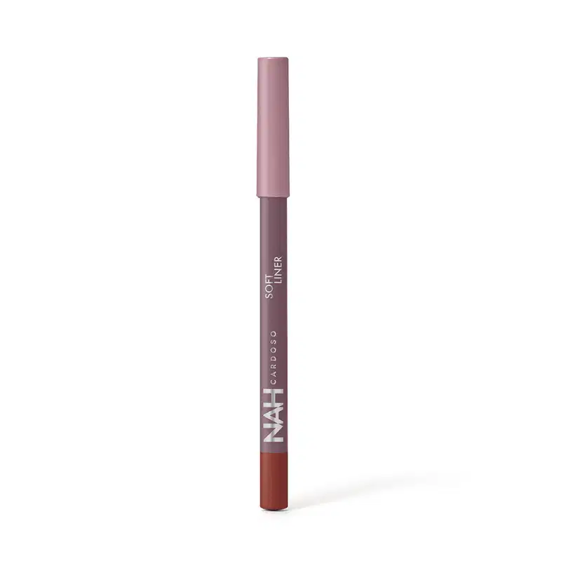 Lápis de boca da marca Nah Cardoso, na cor rosa acinzentado, com embalagem cilíndrica e texto "Soft liner" impresso.