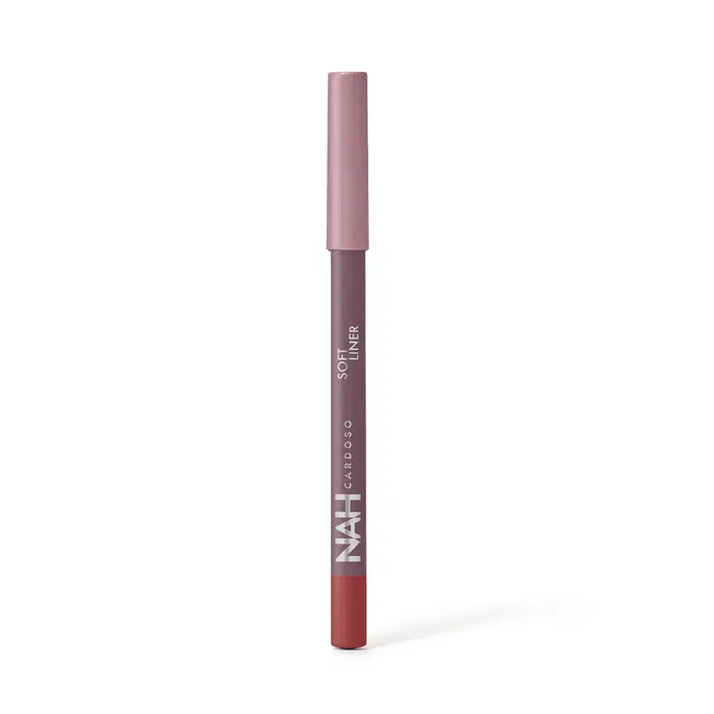 Lápis de boca da marca Nah Cardoso, com embalagem cilíndrica de cor rosa e rótulo com o nome da marca em letras brancas. O produto possui uma ponta vermelha, indicando a cor do batom.
