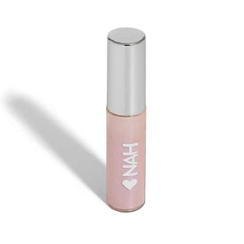 Frasco de iluminador da marca Quem Disse, Berenice? em embalagem rosa clara com texto branco "NAH" e coração. Aplicador de espuma na ponta para aplicação suave do produto.