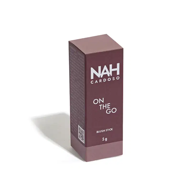 Caixa marrom de blush em bastão da marca NAH Cardoso, com a inscrição "On the go" na embalagem. 