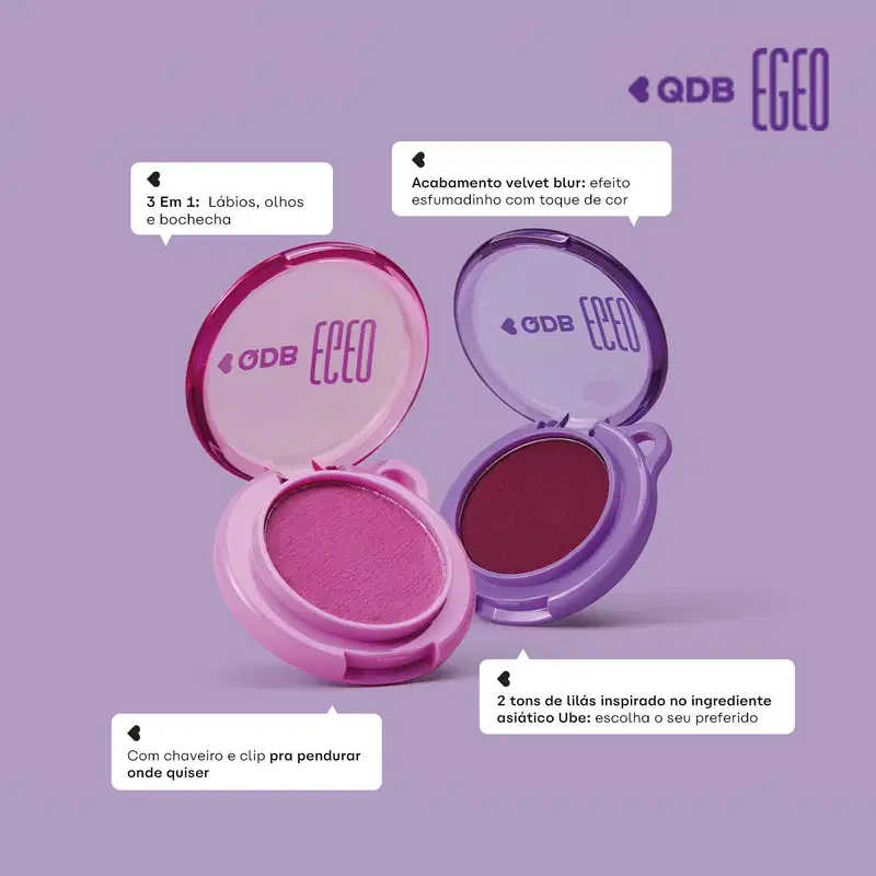 Embalagens de maquiagem da marca QDB Egeo com acabamento velvet blur e tons de lilás, com chaveiro e clip para pendurar e levar consigo.