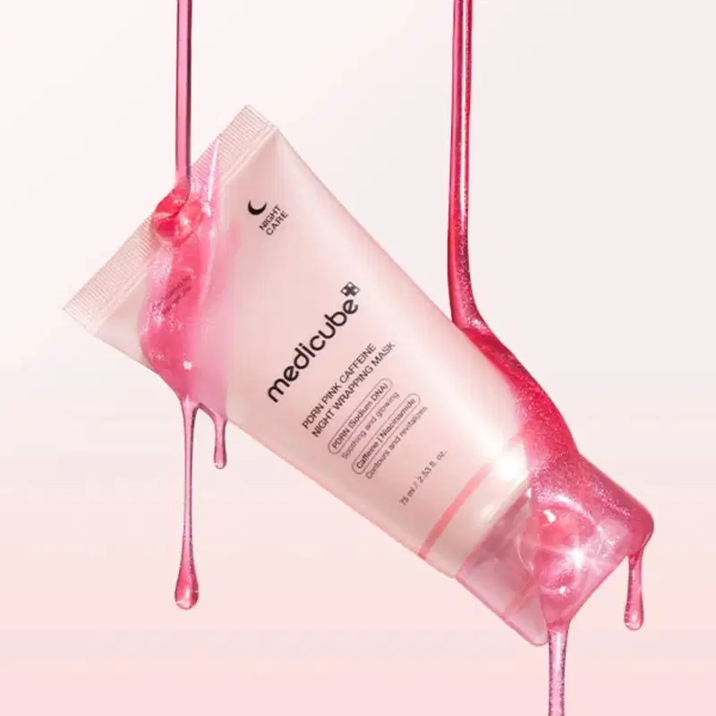 Cenário clean em tons rosa pastel, com um tubo Medicube Night Care sendo envolvido por gel rosa escorrendo, sugerindo textura cremosa e uso noturno de máscara.