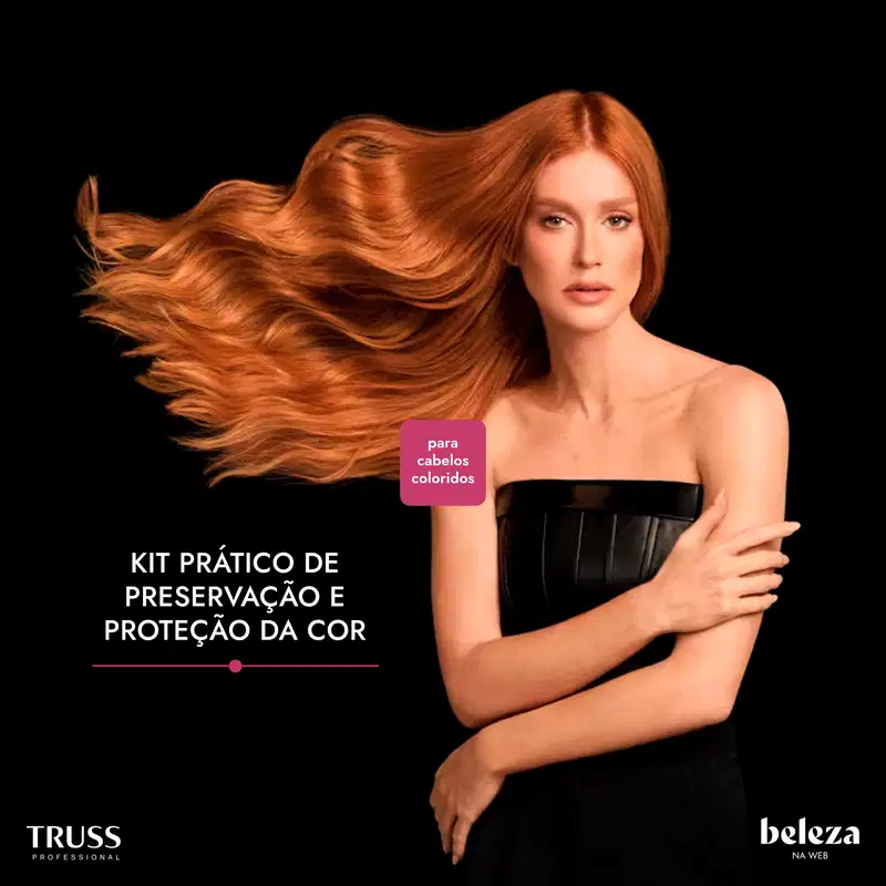 Uma mulher com cabelos ruivos longos e ondulados, vestida em um vestido preto, em um fundo preto. O texto visível diz "Kit prático de preservação e proteção da cor" e "para cabelos coloridos".