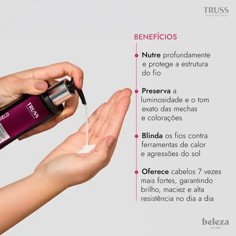 Imagem mostrando as mãos de uma pessoa aplicando LEAVE IN da marca Truss. O texto visível lista os benefícios do produto, incluindo nutrir profundamente, preservar a luminosidade, blindar contra danos do calor e oferecer cabelos 7 vezes mais fortes.