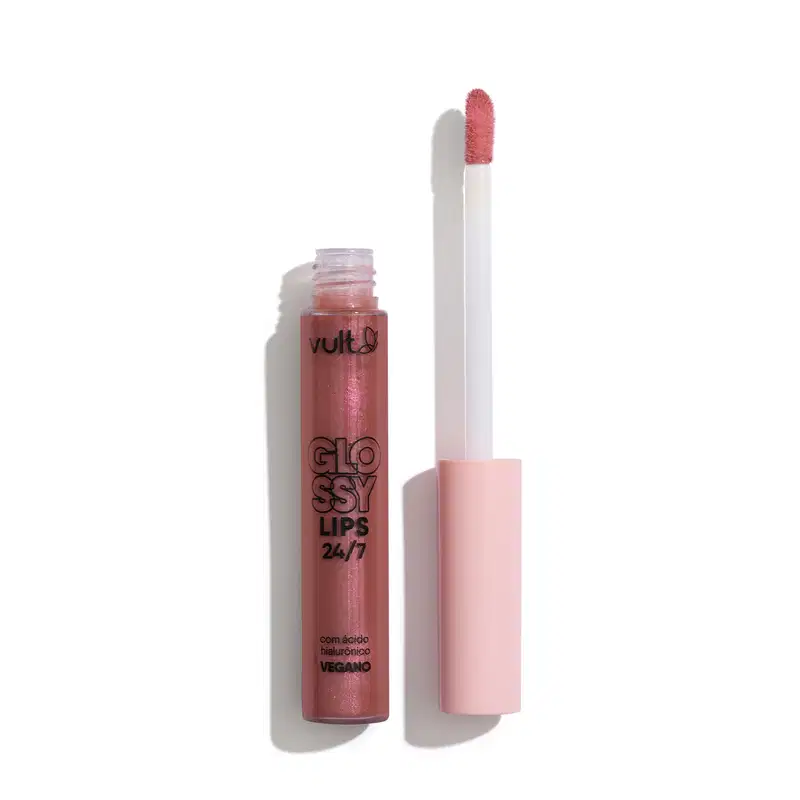 Glossy Lips 24/7, um brilho labial da marca Vult, em embalagem plástica rosa com tampa branca. O produto apresenta uma textura brilhante e cor rosada, com rótulo destacando seus ingredientes veganos e ácido hialurônico.