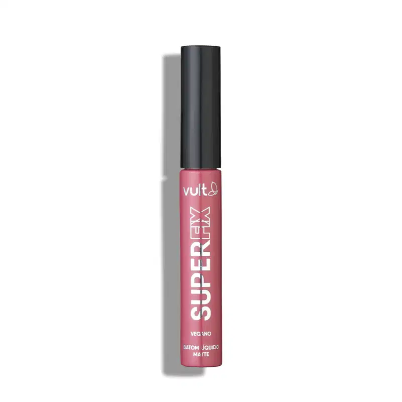 O produto apresentado é um batom líquido matte da marca Vult, na cor rosa queimado. A tampa é um tubo preto e a embalagem é transparente, mostrando a cor do produto vermelho por baixo.