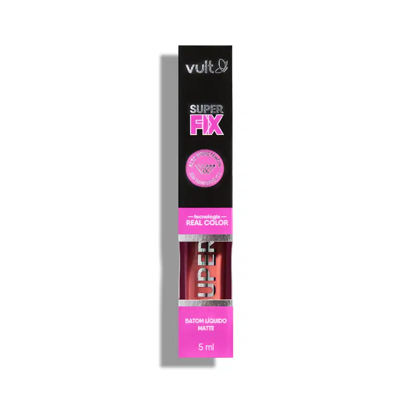 O produto apresentado é um batom líquido matte da marca Vult, da linha Super Fix. O produto está dentro da caixa, que é preta com detalhes em rosa, exibindo o logotipo da marca e o nome do produto.