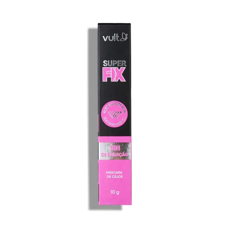 A embalagem é uma caixa preta com o logotipo da marca e o nome do produto em destaque. A caixa também exibe informações sobre a duração da máscara, que é de 18 horas. A cor predominante é o rosa, que aparece no texto e em um selo na embalagem.