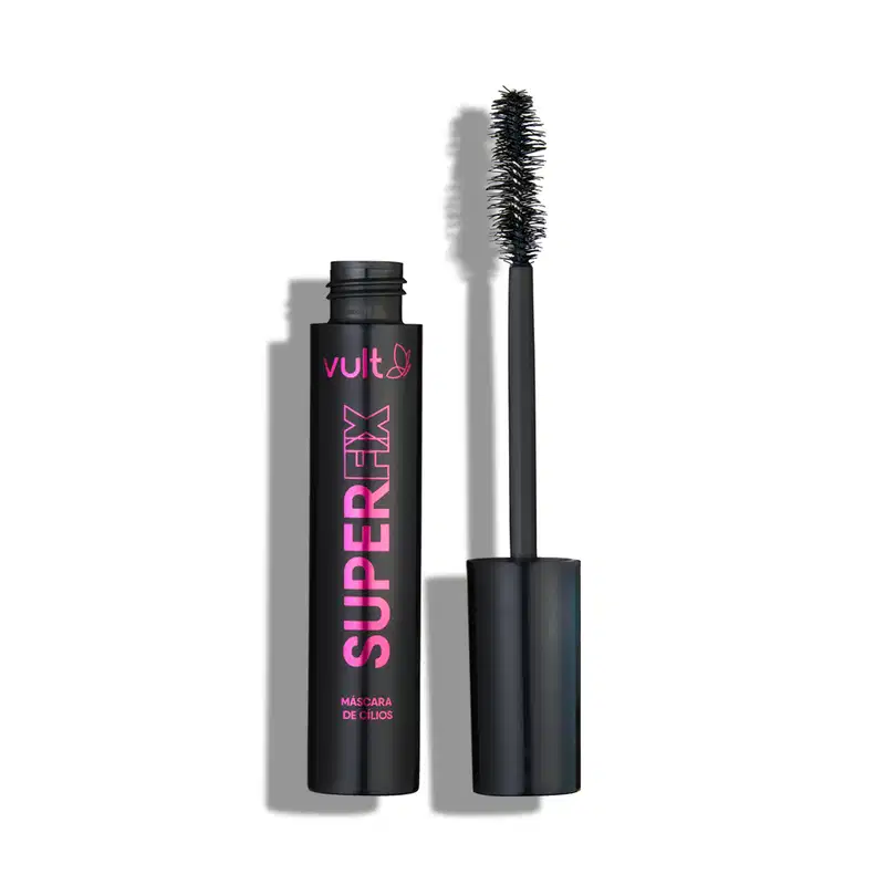 O produto apresentado na imagem é um rímel da marca Vult, chamado "Super Fix". A embalagem é preta com detalhes em rosa, exibindo o nome da marca e do produto. O rímel possui um aplicador com cerdas escuras, típico de produtos dessa categoria.