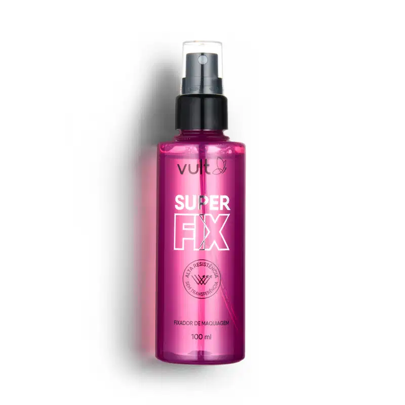 O produto apresentado é um fixador de maquiagem, chamado "Super Fix". O frasco é de cor rosa vibrante, com um rótulo que exibe o nome do produto em letras brancas. O frasco possui um borrifador preto na parte superior, permitindo a aplicação do produto.