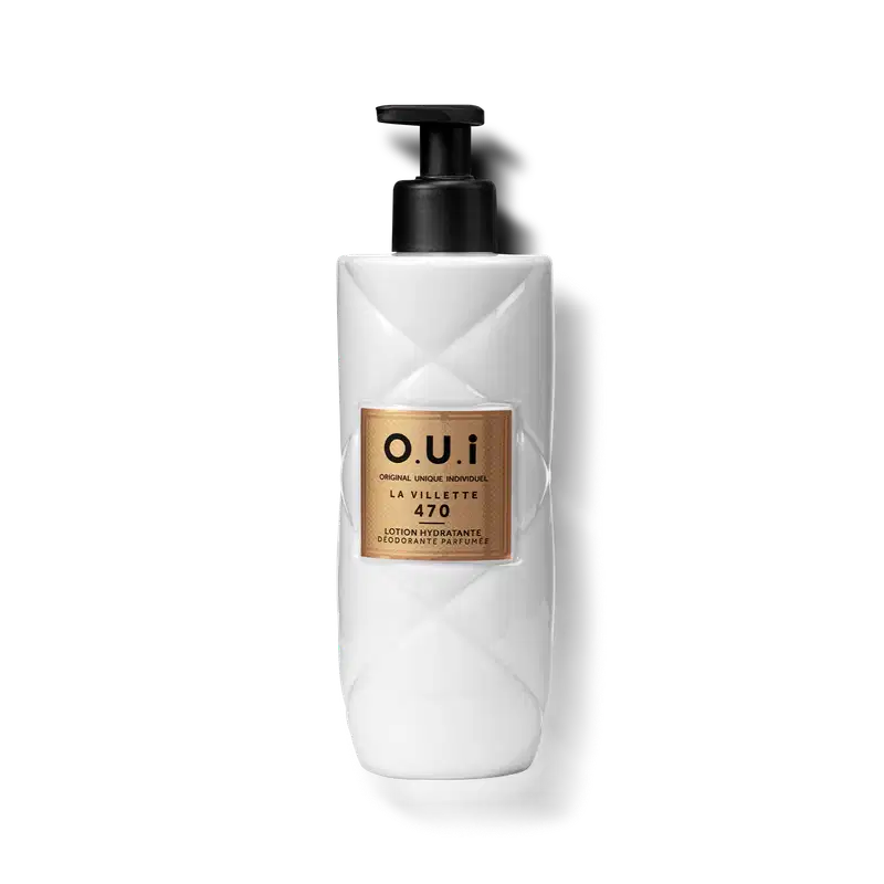Embalagem transparente com creme na cor branca opaca e tampa de bombear preta. Rótulo retangular dourado com as iniciais O.U.i e o nome do produto em letras pretas.