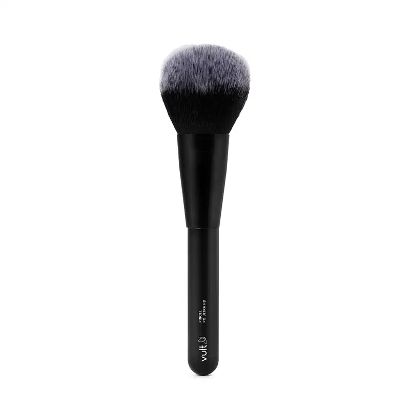 Pincel de maquiagem grande para pó. Cabo preto longo com a marca Vult impressa. Formato arredondado e denso ideal para aplicação uniforme de produtos em pó.