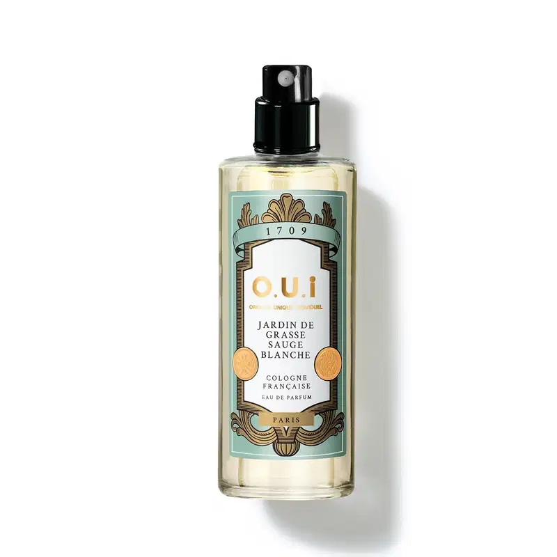 Frasco de eau de parfum da marca O.U.i. com rótulo em tons de verde e dourado, apresentando o nome "Jardin de Grasse Sauge Blanche" e informações sobre a origem francesa do produto.