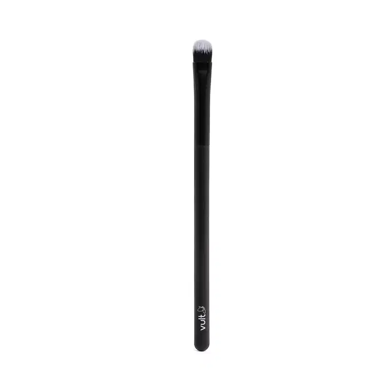 Pincel de maquiagem preto da marca Vult, com cerdas macias e ponta arredondada, ideal para aplicação de sombras e delineadores.